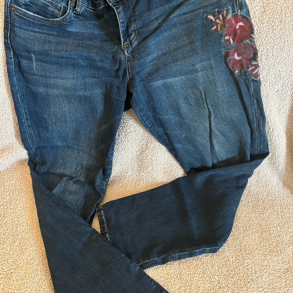 Kut from the Kloth Dark Blue Denim Ankle Jeans with Red Floral Embroidery